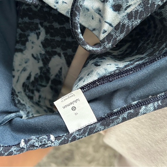 Lululemon sports bra size 10 - Picture 3 of 3